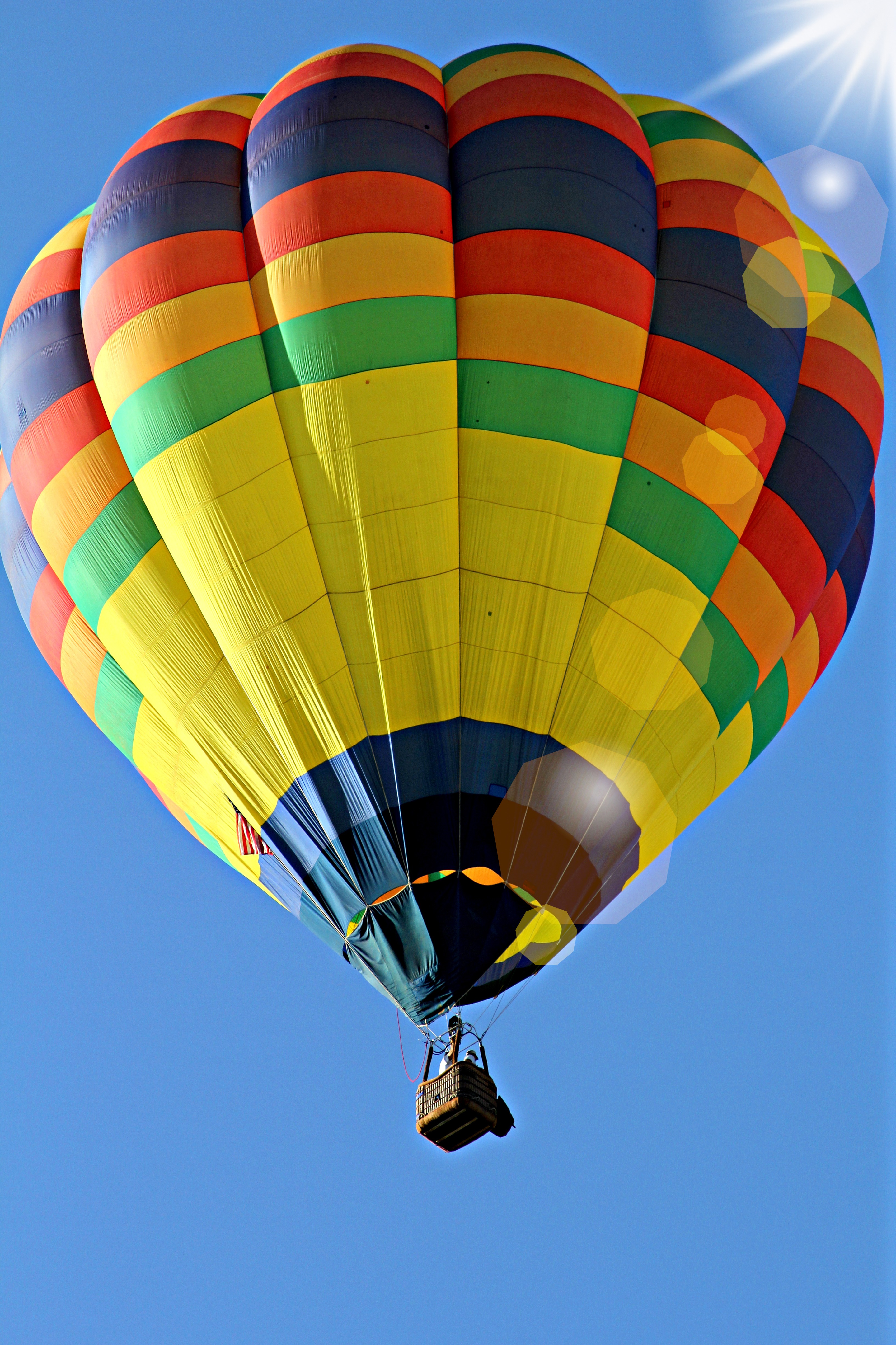 Bunter Heißluftballon vor blauem Himmel