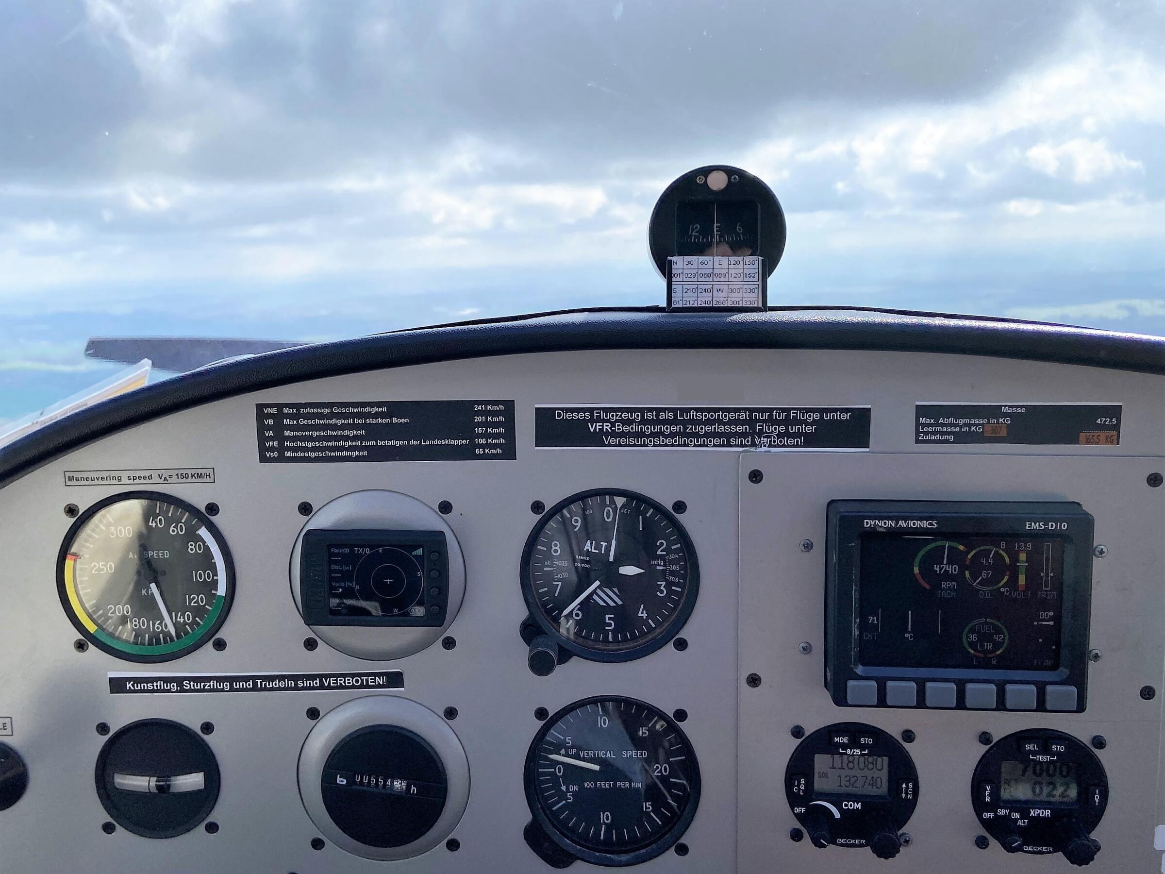 Blick auf Instrumente im Flugzeugcockpit