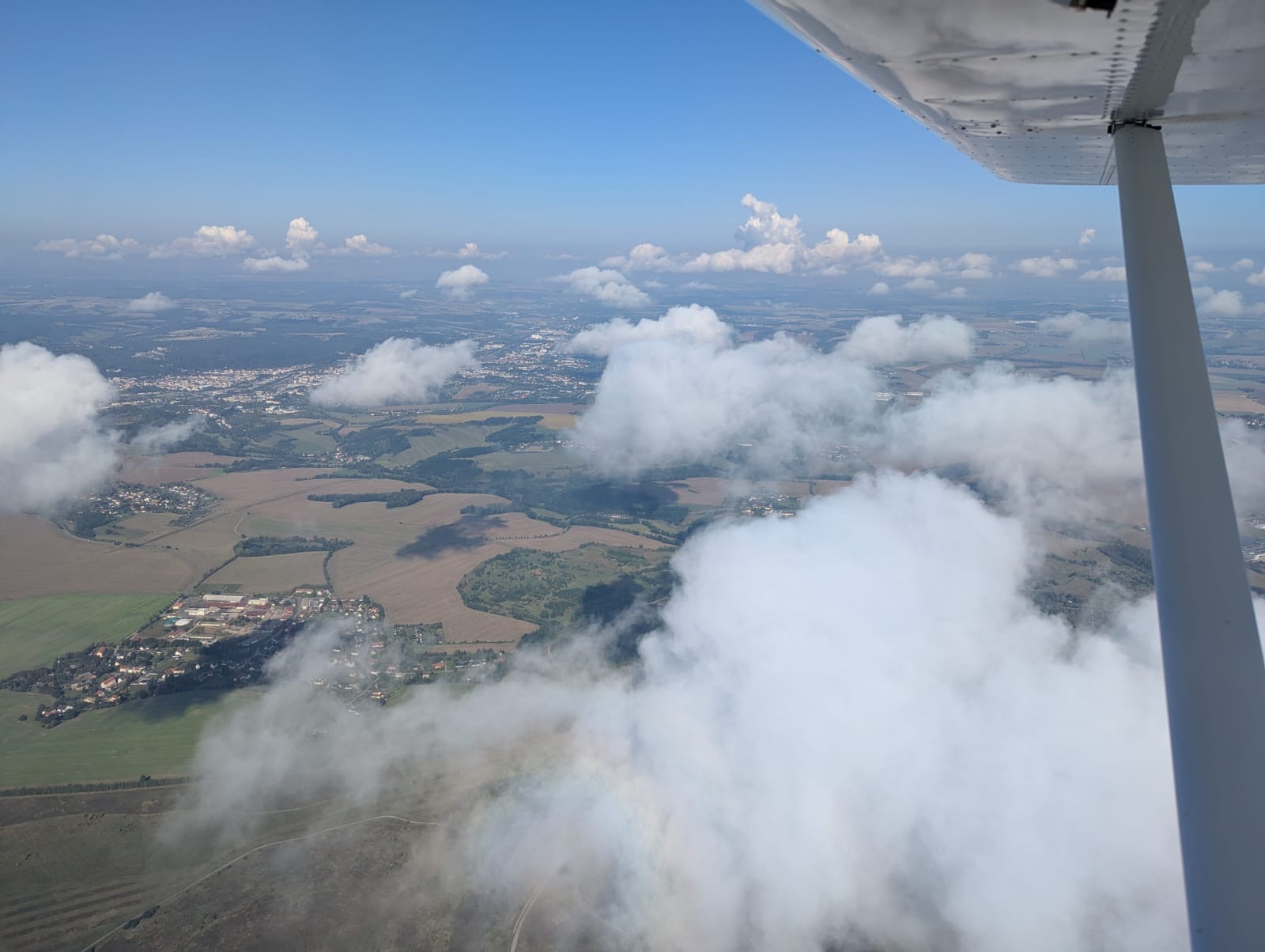 Blick aus dem Flugzeug auf Wolken und Landschaft