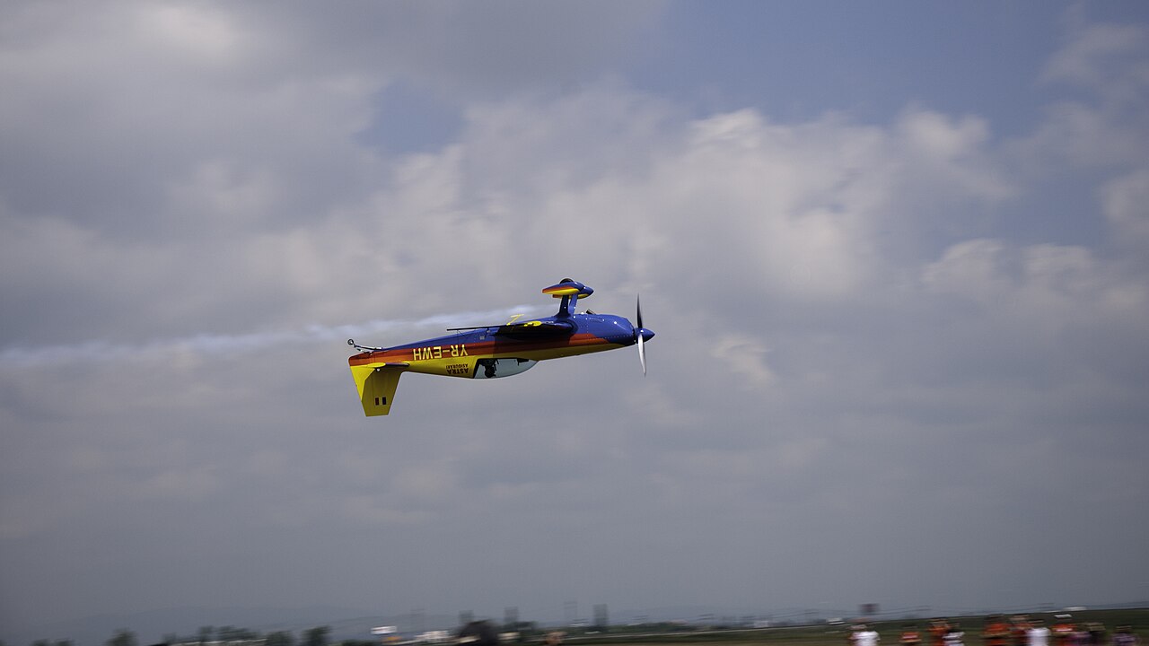 Kunstflugzeug Extra 300 im Rückenflug