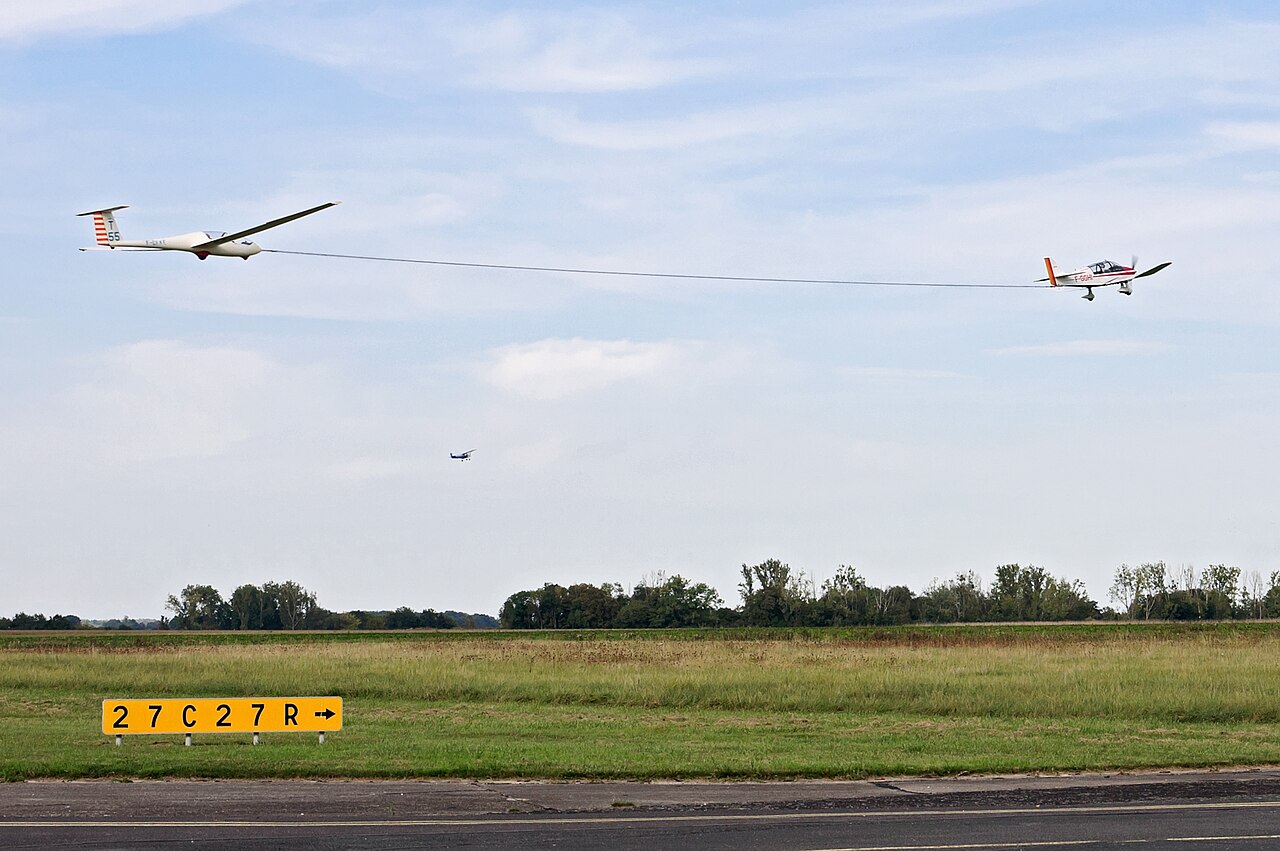 Segelflugzeug beim Flugzeugschlepp