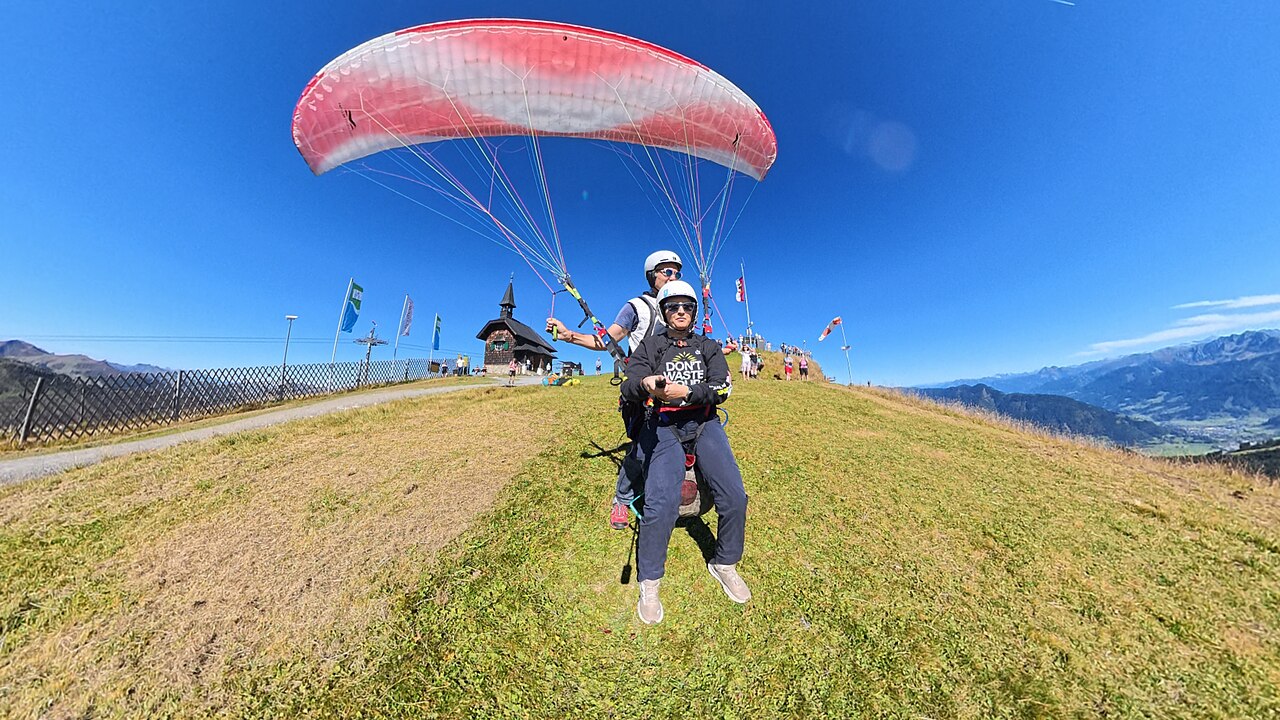 Tandem-Gleitschirm beim Start in Zell am See