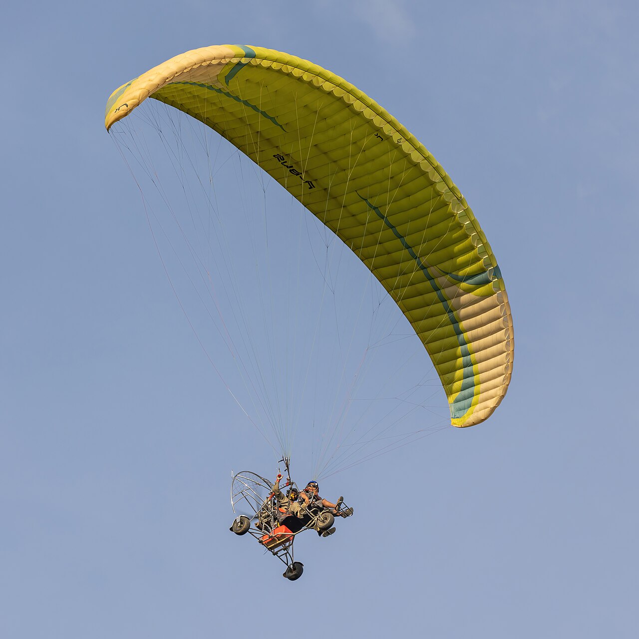 Zweisitziger Motorschirm mit geöffnetem Gleitschirm im Flug