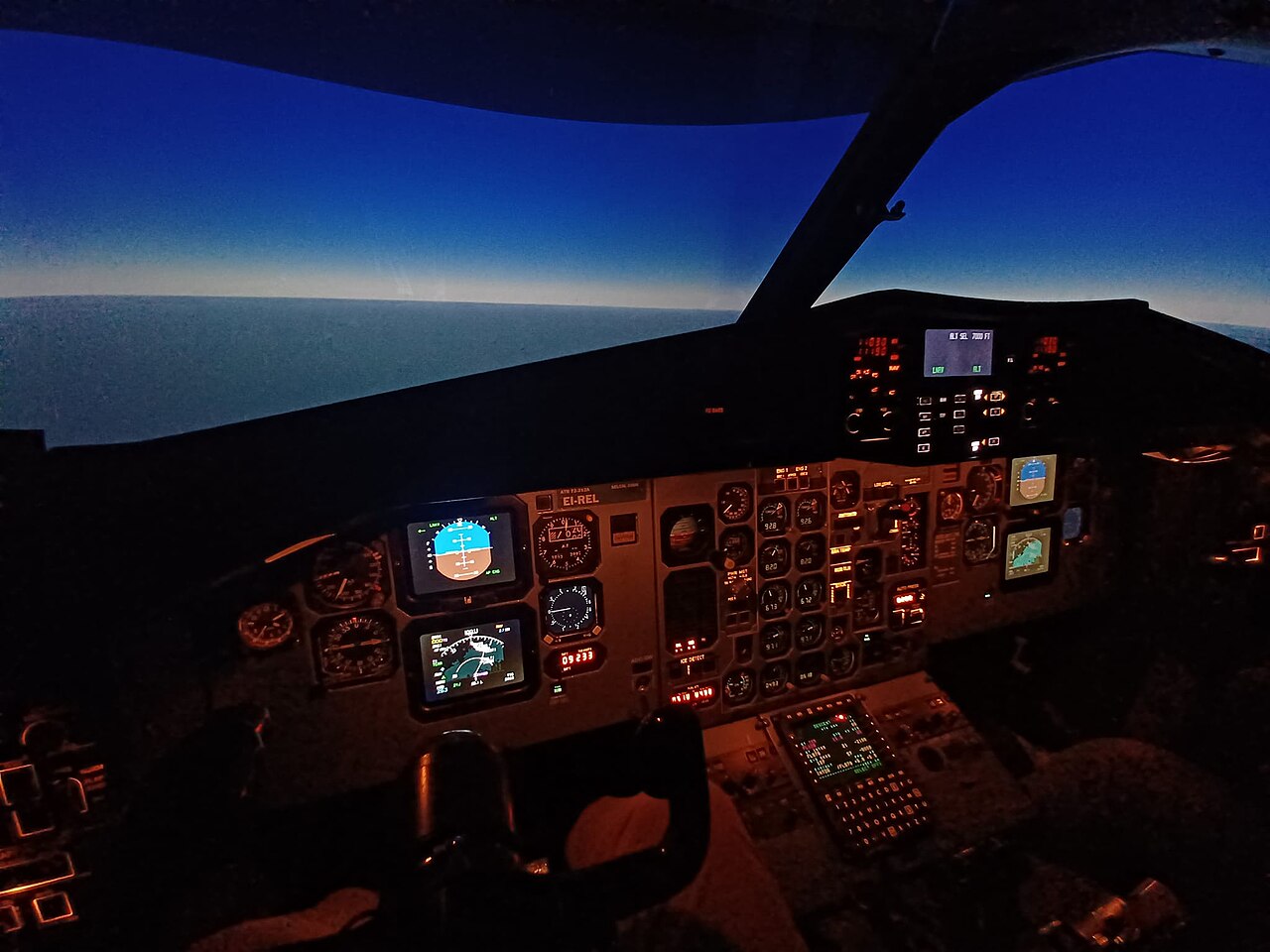 Beleuchtetes Cockpit eines ATR-72-Flugsimulators