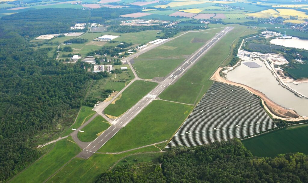 Luftaufnahme des Leipzig-Altenburg Airport in Nobitz mit Start- und Landebahn und Flugplatzgelände