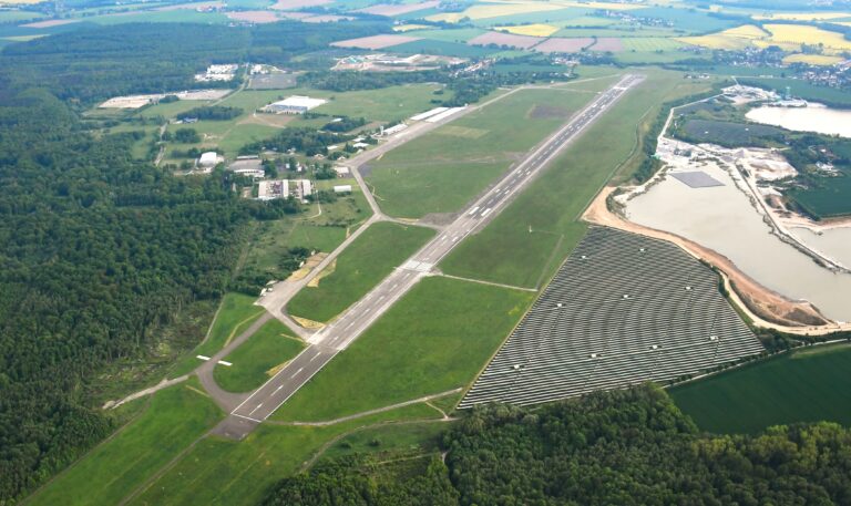Luftaufnahme des Leipzig-Altenburg Airport in Nobitz mit Start- und Landebahn und Flugplatzgelände