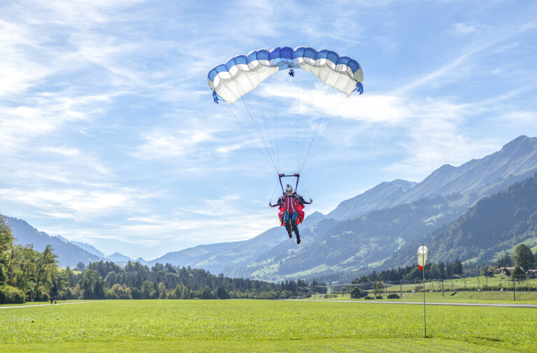 Gleitschirmfliegen – Motiv des Buchungsanbieters