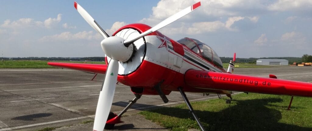 Rot-weiße Sukhoi SU-29 der Kunstflugzentrale auf dem Vorfeld