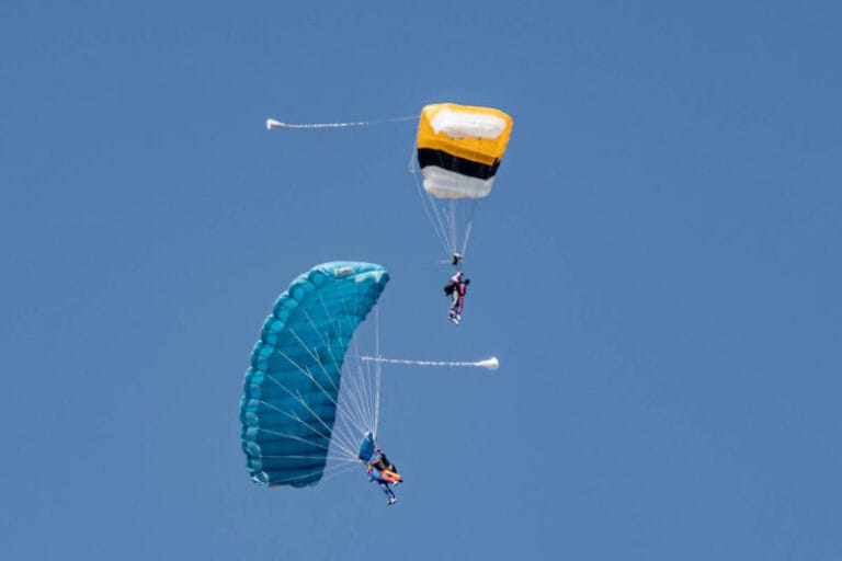 Zwei geöffnete Fallschirme vor blauem Himmel beim OFC Altenburg, die Springer klein aus der Entfernung