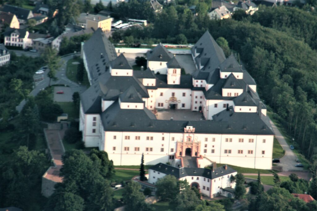 Schloss Augustusburg und umliegende Landschaft aus der Luft