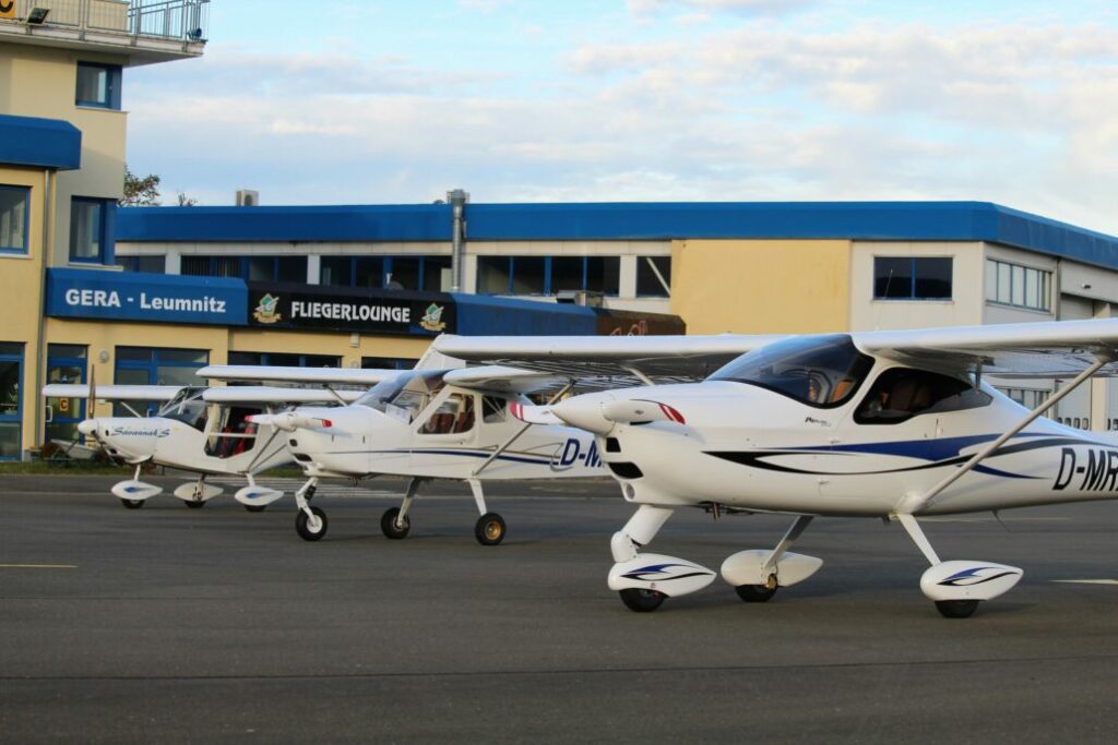 Flugzeugflotte von Sky Motion Team auf dem Vorfeld